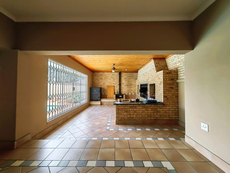5 Bedroom Property for Sale in Grimbeeck Park North West